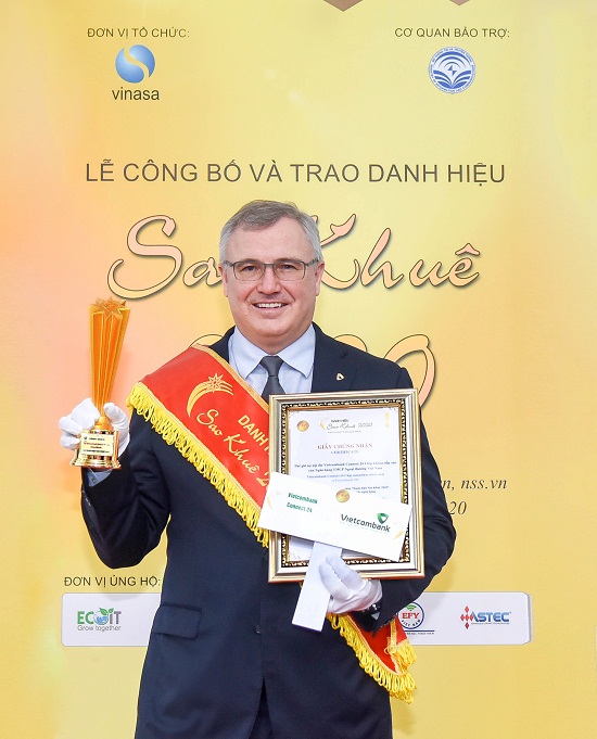 Thẻ Vietcombank Connect 24 chip contactless nhận danh hiệu Sao Khuê năm 2020