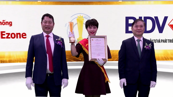 Bà Lê Thị Thanh Yên - Đại diện Ban Phát triển Ngân hàng Bán lẻ BIDV nhận giải thưởng vinh danh Hệ thống BIDV-Ezone