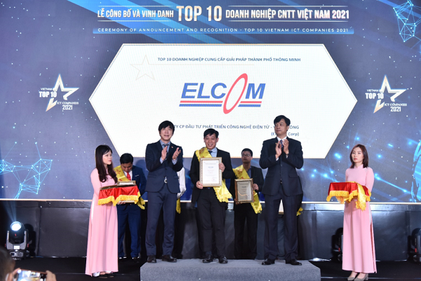 Đại diện công ty nhận giải Top 10 doanh nghiệp cung cấp giải pháp thành phố thông minh.