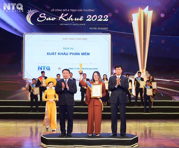 NTQ Solution nhận hai giải thưởng tại lễ trao giải Sao Khuê 2022